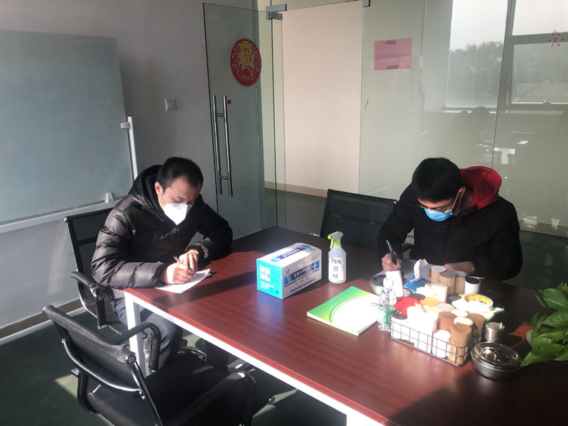 發放口罩，填寫登記表